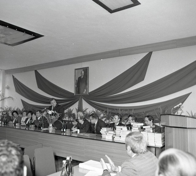 Obrady plenum komitetu PZPR w Szczecinku, lata 80., pod czujnym okiem Lenina