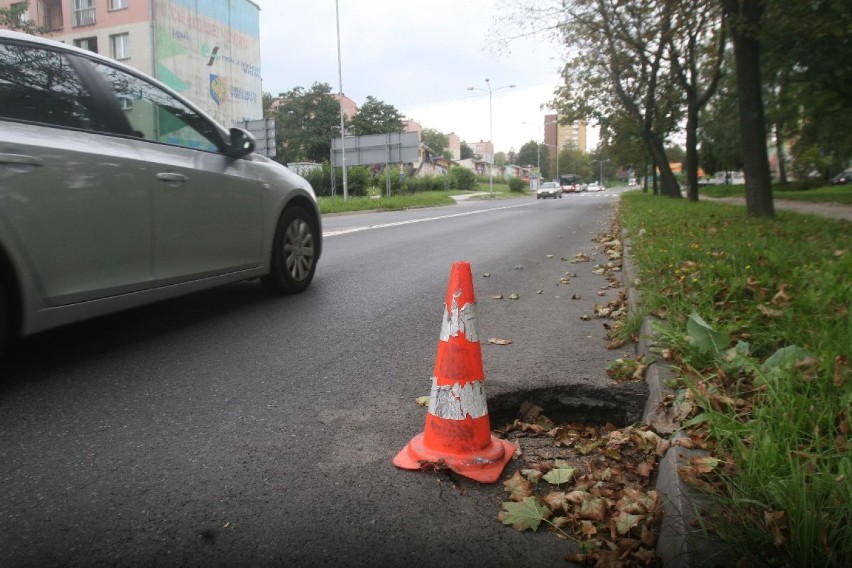 Droga zapada się niedaleko ronda Karwiny (popularnej nerki)