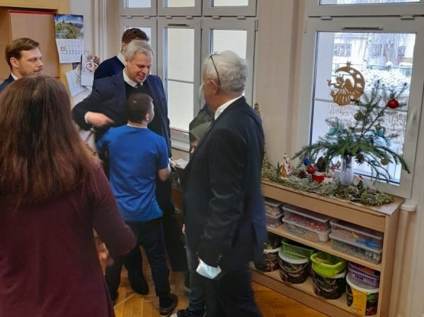 Sztum. Minister odwiedził Ośrodek Szkolno-Wychowawczy i przywiózł prezenty dla dzieci