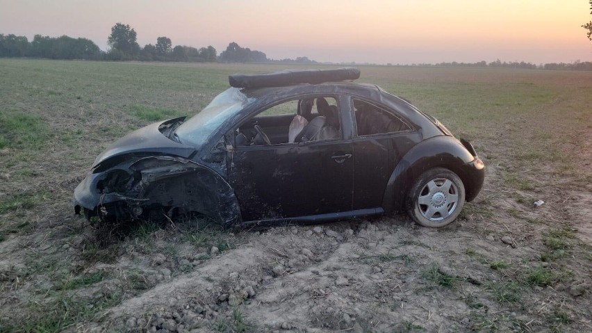 Śmiertelny wypadek w Fabianowie. Na miejscu zginęła 28-letnia kobieta, która dachowała pojazdem!