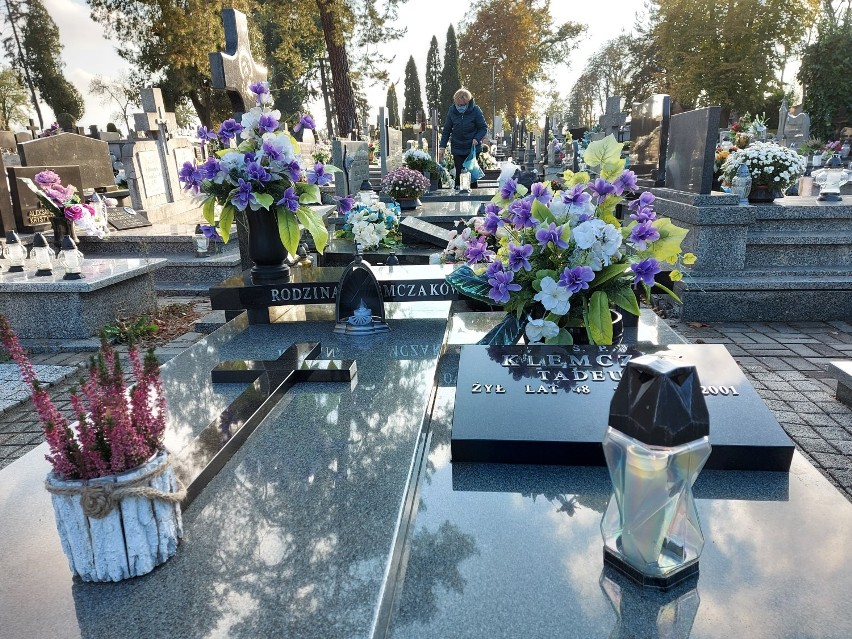 Cmentarz w Wieluniu przed Świętem Zmarłych. Jest już sporo nowych, pięknych wiązanek i zniczy ZDJĘCIA