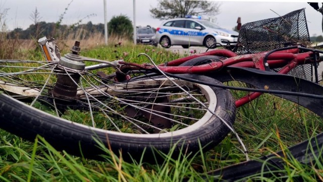 Kobieta jadąca rowerem po zderzeniu z samochodem została zabrana do szpitala z obrażeniami