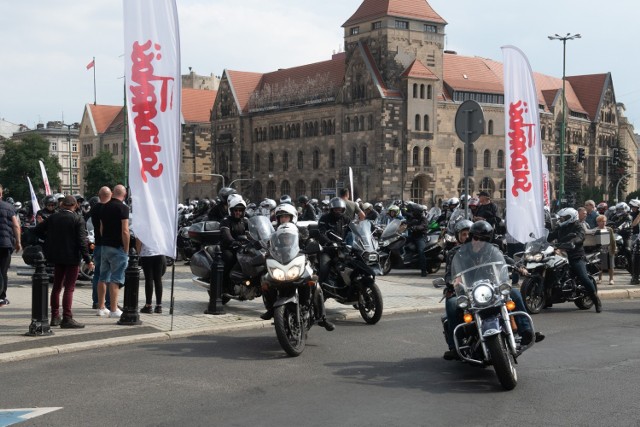 Parada Motocyklowa była jednym z punktów obchodów 41. rocznicy powstania "Solidarności". Kilkuset motocyklistów przejechało przez Poznań już po raz trzynasty. Parada wystartowała z placu Mickiewicza, a zakończyła się w pobliżu Jeziora Strzeszyńskiego. Przejdź dalej i zobacz kolejne zdjęcia --->