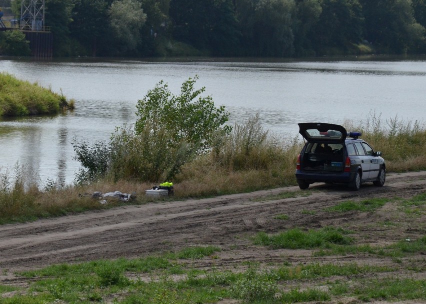 Ciało kobiety wyłowione z kanału Różanka na Odrze (ZDJĘCIA)