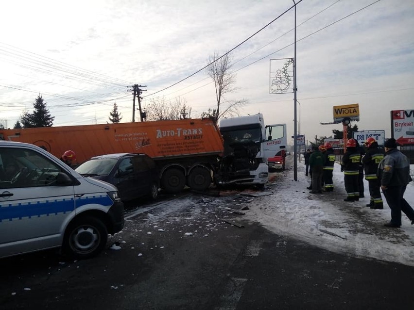 Knurów: Kolizja ciężarówek z samochodami osobowymi. Droga jest zakorkowana