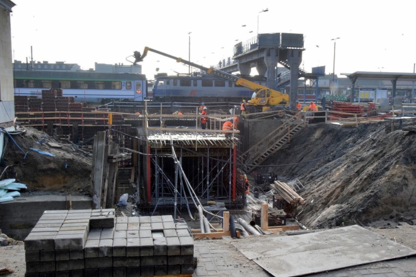Trwa budowa tunelu pod torami w Skarżysku. Zobacz postęp prac (ZDJĘCIA)