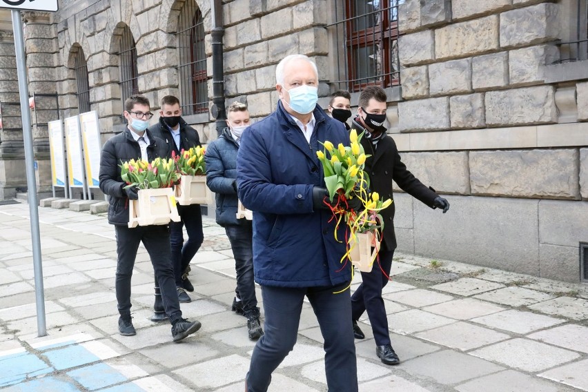 Dzień Kobiet w Legnicy, prezydent rozdawał paniom tulipany