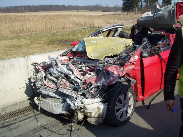 Wydarzenia dnia: 9 marca w Wielkopolsce

34-letni mieszkaniec województwa świętokrzyskiego zginął w wypadku na autostradzie A2. W poniedziałek po godzinie 9 kierowany przez niego Ford Mondeo wbił się w naczepę jadącego w tym samym kierunku tira.

Wąsowo: Śmierć na A2 [ZDJĘCIA]