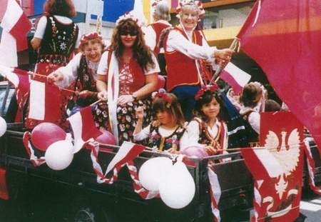 Parada uliczna z udziałem pań z Polskiego Stowarzyszenia Genealogicznego w Nowej Zelandii.