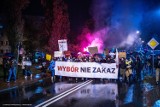 Strajk kobiet w Tomaszowie Maz. Tomaszowianki spacerowały ulicami w centrum miasta [ZDJĘCIA]