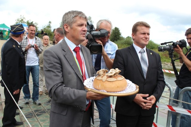 Włodawa. Przejście graniczne Zbereże-Adamczuki nie powstanie w najbliższych latach. Co roku jednak odbywają się tam Dni Dobrosąsiedztwa. Wówczas na moście spotykają się władze lokalne ze strony Polski i Ukrainy. Tu ówczesny starosta - Wiesław Holaczuk wita chlebem i solą władze regionu szackiego.