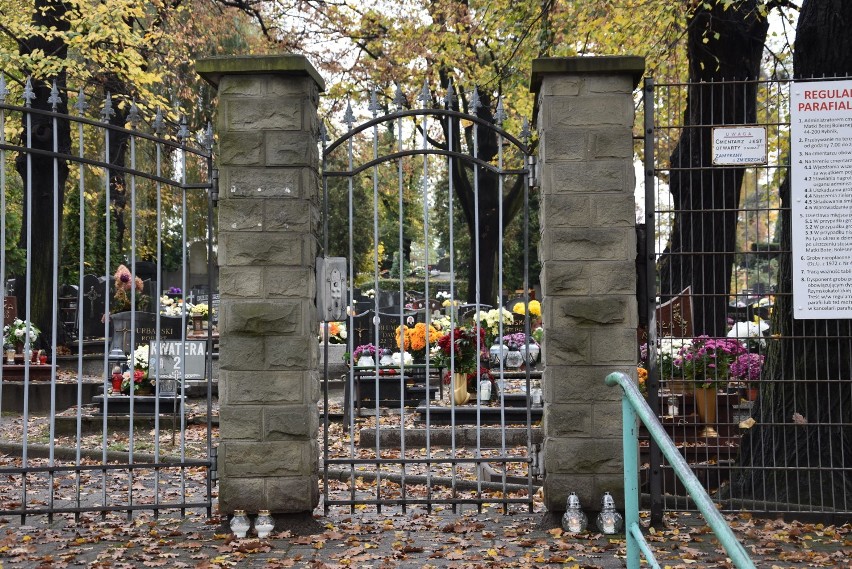 Cmentarz w Rybniku: Płoną znicze przed zamkniętą bramą nekropolii