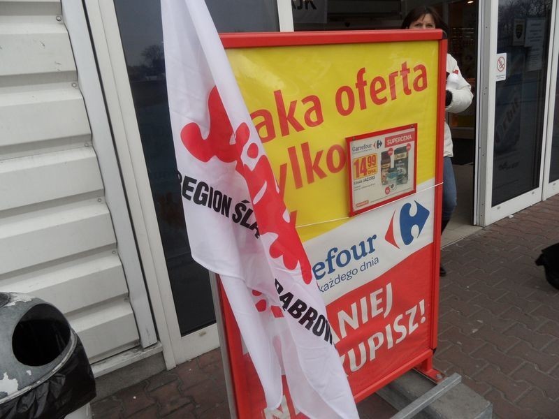 Strajk generalny na Śląsku. W Jaworznie ze strajkującymi solidaryzują się pracownicy Carrefoura
