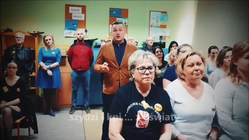 ZIELONA GÓRA. Protest nauczycieli 2019. Nauczyciele, Wioleta Haręźlak i Grzegorz Hryniewicz zaśpiewali piosenkę. To forma protestu