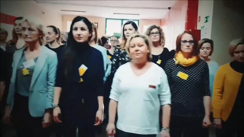 ZIELONA GÓRA. Protest nauczycieli 2019. Nauczyciele, Wioleta Haręźlak i Grzegorz Hryniewicz zaśpiewali piosenkę. To forma protestu