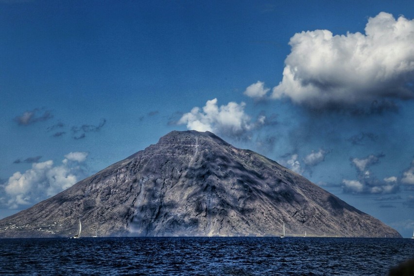 Wyspa jest zbudowana wokół czynnego wulkanu, ta niezwykła...