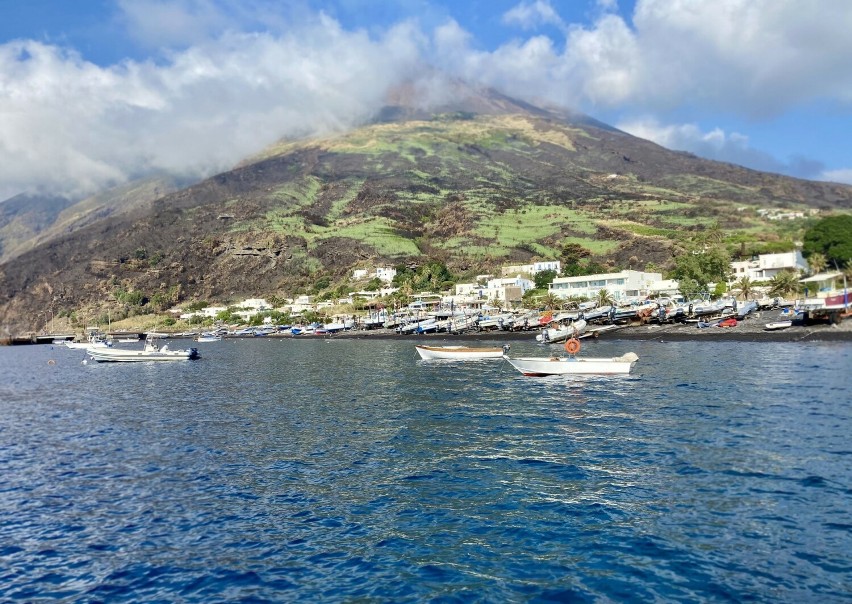 Stromboli, malownicza wyspa w archipelagu Wysp Liparyjskich...
