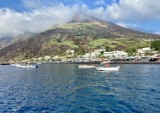 Stromboli: Wulkaniczna wyspa inspirująca wyobraźnię. Czym przyciąga odwiedzających?