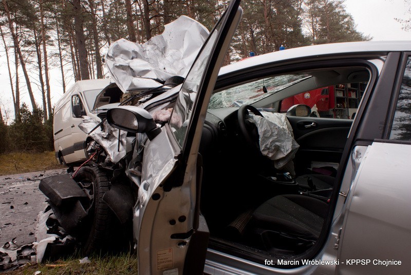 Wypadek w Chojnicach: Czołowe zderzenie samochodów na trasie Chojnice - Brusy [ZDJĘCIA]
