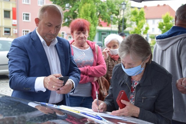 Wybory prezydenckie 2020. Zbiórka podpisów poparcia pod kandydaturą Rafała Trzaskowskiego w Kędzierzynie-Koźlu