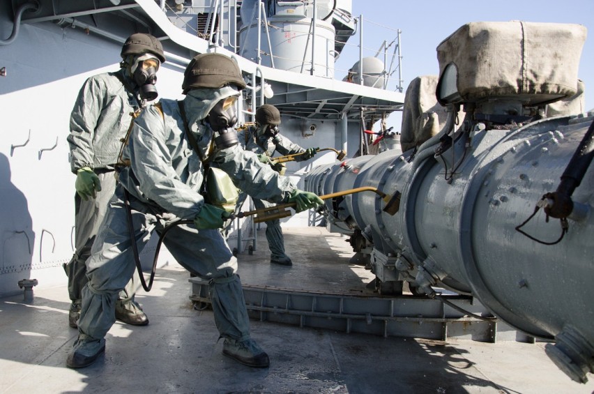Skażenie na okręcie Marynarki Wojennej. Kompania chemiczna w akcji | ZDJĘCIA