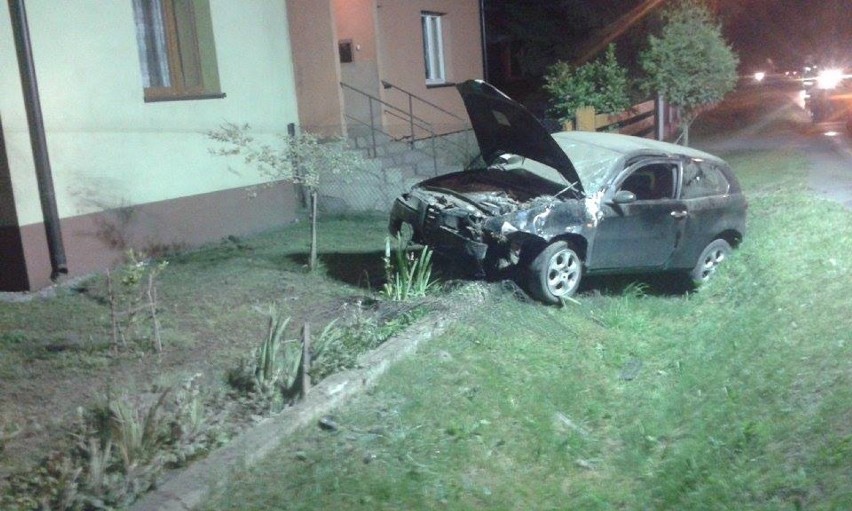 Wypadek w Jeleśni: samochód w rowie, kierowca zbiegł