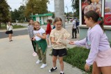 "Akcja przeprowadzka" przeprowadzona! Książki ze starej do nowej siedziby biblioteki przenosili w łańcuszku sami mieszkańcy