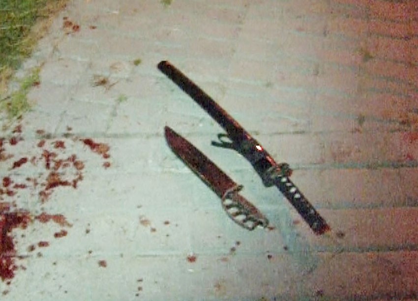 Zarekwirowane przez policję japoński miecz i nóż z kastetem.