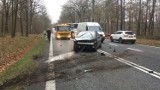 Dwa peugeoty zderzyły się pomiędzy Dąbrową a dojazdem do autostrady