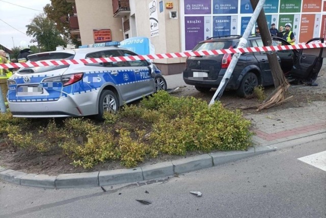 Policja zatrzymała kierowcę samochodu renault, który po zdarzeniu z jadącym na sygnałach radiowozem zbiegł z miejsca wypadku. 26-latek ukrywał się w hostelu na terenie Grudziądza.