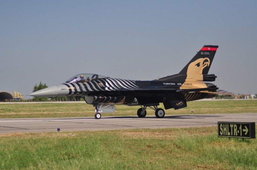 F-16 SoloTurk to jeden z trzech solowych pokazów...