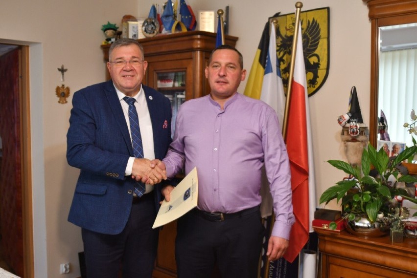 Burmistrz Kartuz podpisał umowy z wykonawcami na remont...