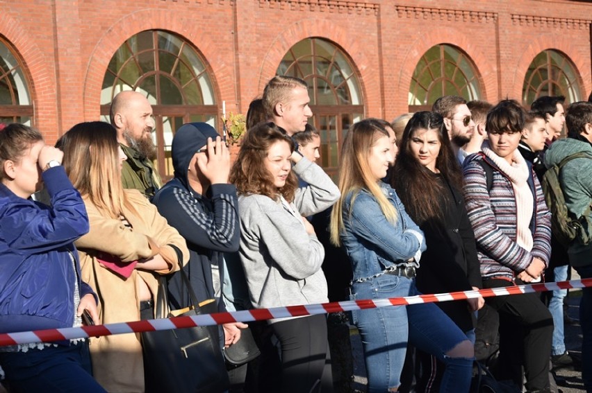 Syreny i służby ratunkowe w PWSZ im. Witelona. Co się dzieje? [ZDJĘCIA] 