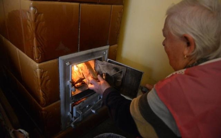 Krakowianie nadal palą węglem w piecach. Sypią się mandaty