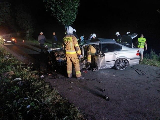 Na drodze między Szydłowem a Trzemżalem doszło do wypadku. BMW wypadło z drogi i uderzyło w drzewo