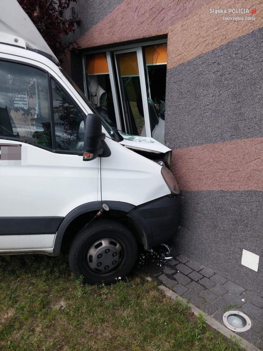 Wypadek w Jastrzębiu: pojazd uderzył w budynek