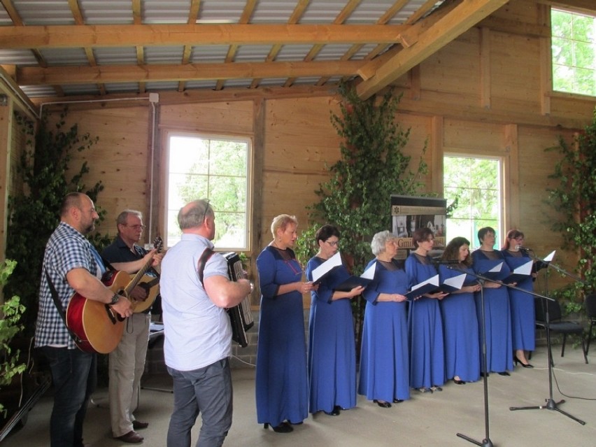 Koncert Majowej Pieśni Religijnej w Przerośli. Modlili się i śpiewali przy krzyżu [FOTO]