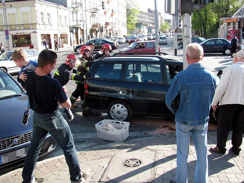 Kalisz - Kolizja na Rogatce. Kierowca wjechał na skrzyżowanie na czerwonym świetle