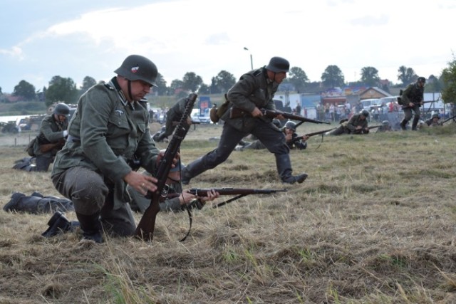 Mikoszewo na dwa dni zmieniło się w arenę historycznych zmagań militarnych. Rekonstrukcje walk o Pomorze, pokazy sprzętu wojskowego oraz spotkania z ciekawymi ludźmi czekały na wszystkich uczestników Pikniku Militarnego "Mierzeja Patriotycznie".