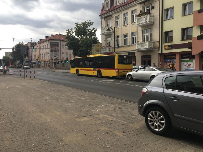 Zderzenie audi z autobusem MPK na ul. Warszawskiej we Włocławku [zdjęcia]