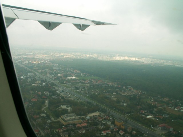 Lot nad Warszawą w kierunku lotniska Okęcie