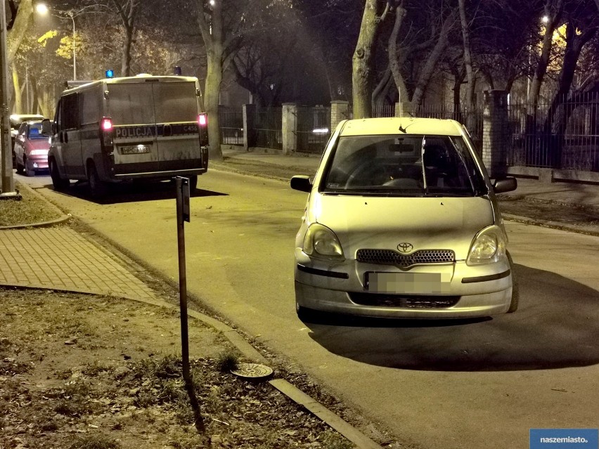 Pijany kierowca uderzył w drzewo na ulicy Kraszewskiego we Włocławku. Miał ponad 3 promile [zdjęcia]