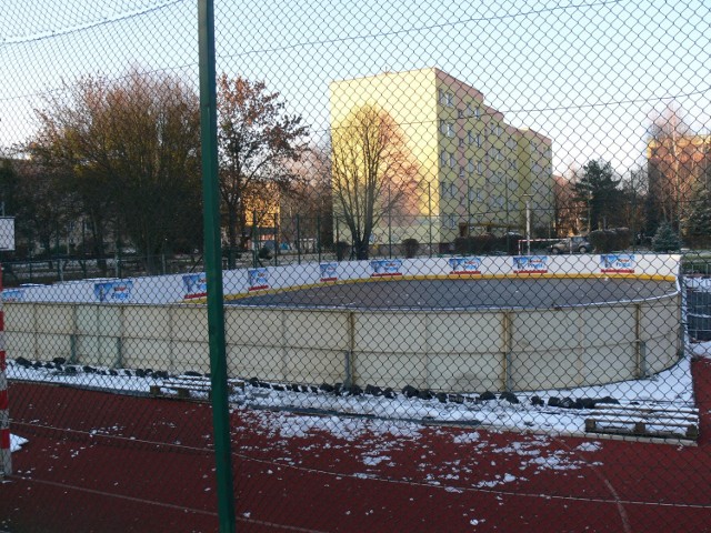 Trwają przygotowania do uruchomienia sztucznego lodowiska w Sandomierzu. Pracownicy Miejskiego Ośrodka Sportu i Rekreacji, mają nadzieję, że jeszcze przed świętami Bożego Narodzenia będzie można skorzystać ze ślizgawki. Wszystko zależy od pogody.