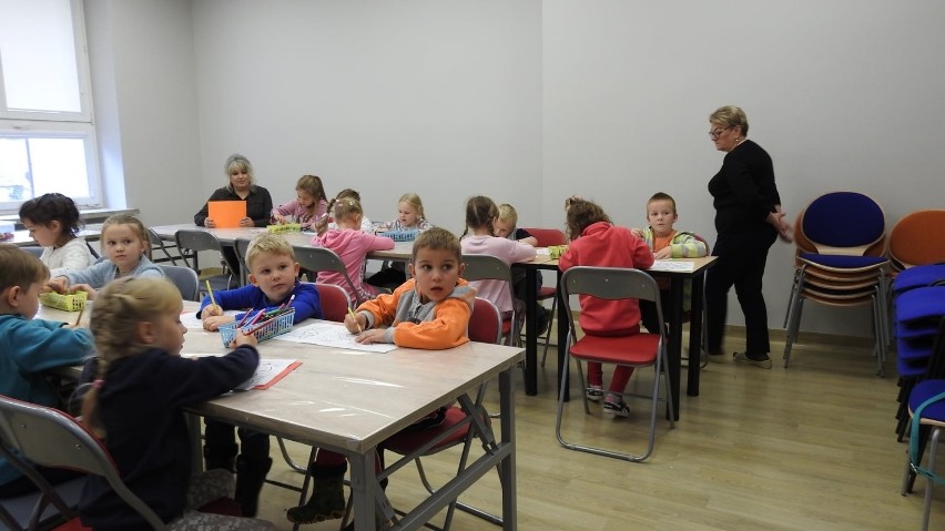 Jesienne zajęcia w Staszowie. Przedszkolaki odwiedziły bibliotekę (ZDJĘCIA)
