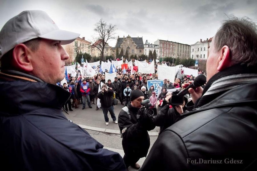 Wałbrzych: Demonstracja w obronie likwidowanych szkół (ZDJĘCIA, FILM)