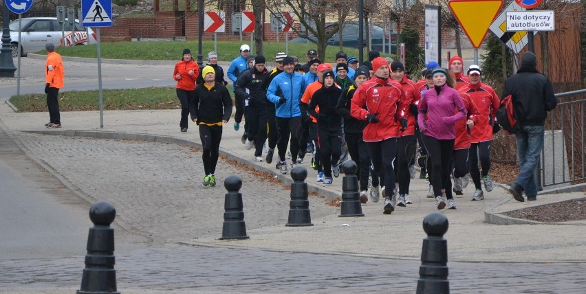 Malbork: Bieg na zakończenie roku 2012. Grupa Malbork i przyjaciele pobiegli ulicami miasta