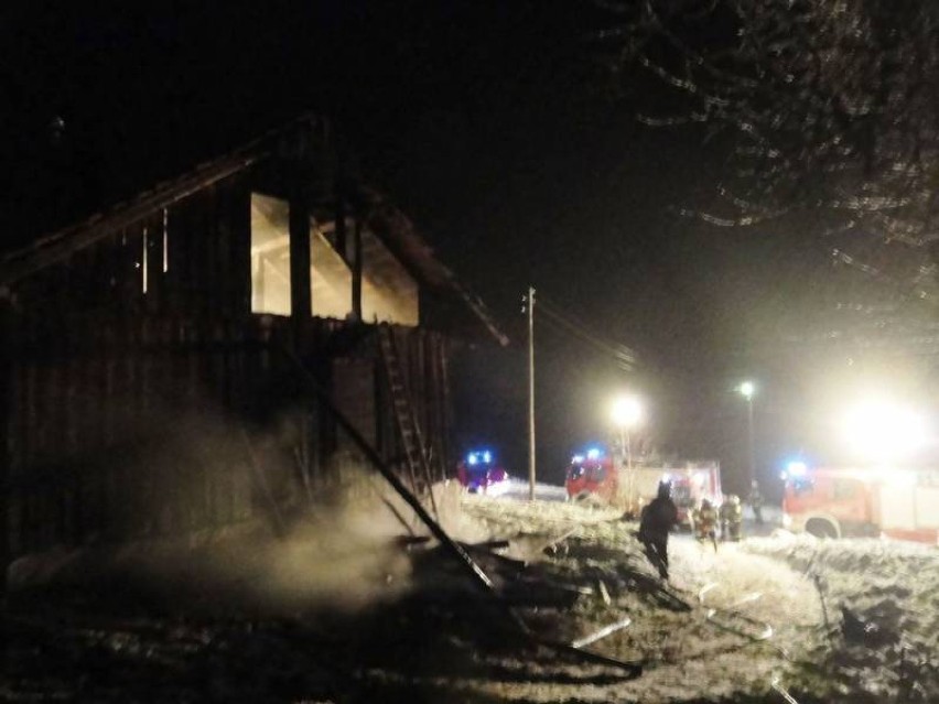 Nocny ogień w Słowikowej gasiło sześć straży pożarnych