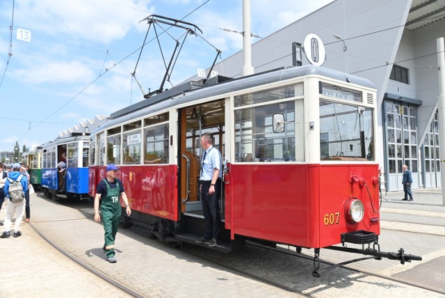 Przejazd zabytkowymi pojazdami to nie tylko możliwość przekonania się jak wglądał miejski transport zbiorowy kilkadziesiąt lat temu, ale także znakomita okazja do zwiedzania Krakowa.