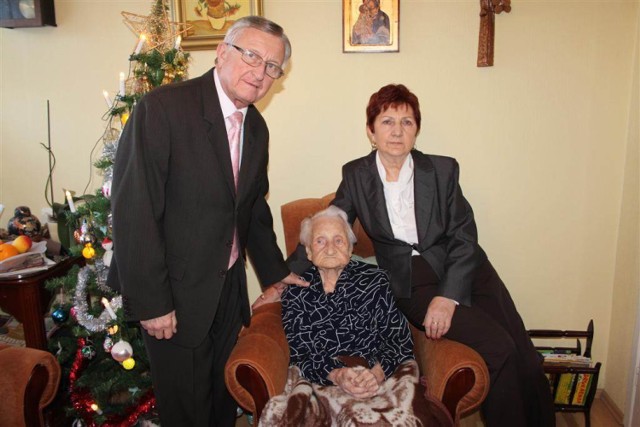 Burmistrz Nowego Tomyśla Henryk Helwing, jubilatka Antonina Piątkowska, oraz  córka pani Antoniny - Janina Piątkowska
