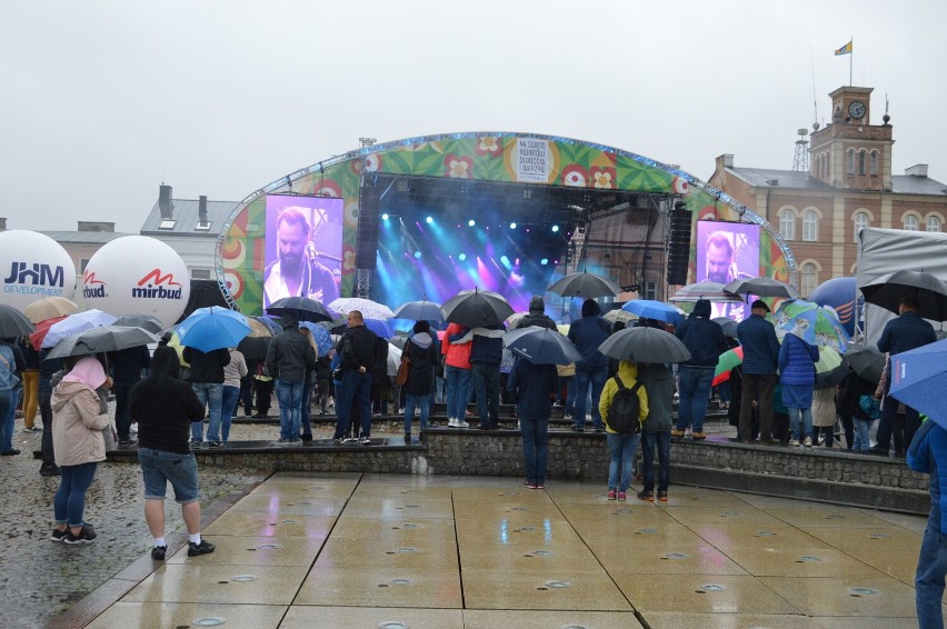 Koncert Witka Muzyka Ulicy na skierniewickim Rynku. Scena główna Święta Kwiatów